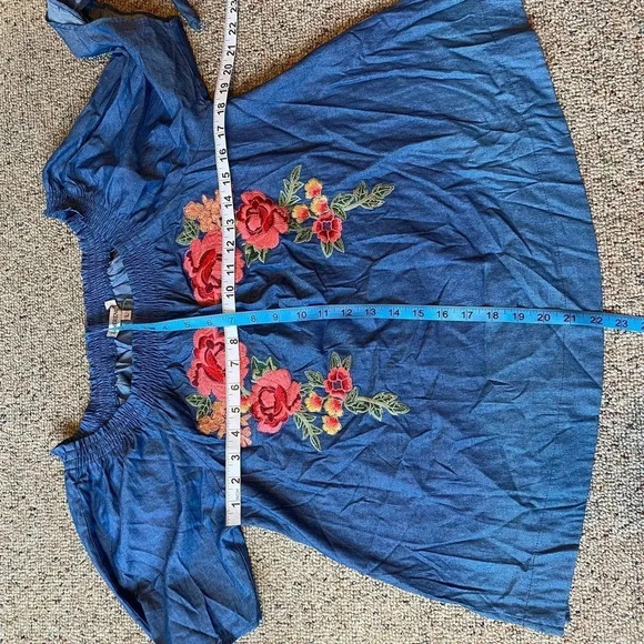 Limberence Co. Beautiful Florals Embroidered off shoulder Blouse Women Size L - Picture 3 of 6